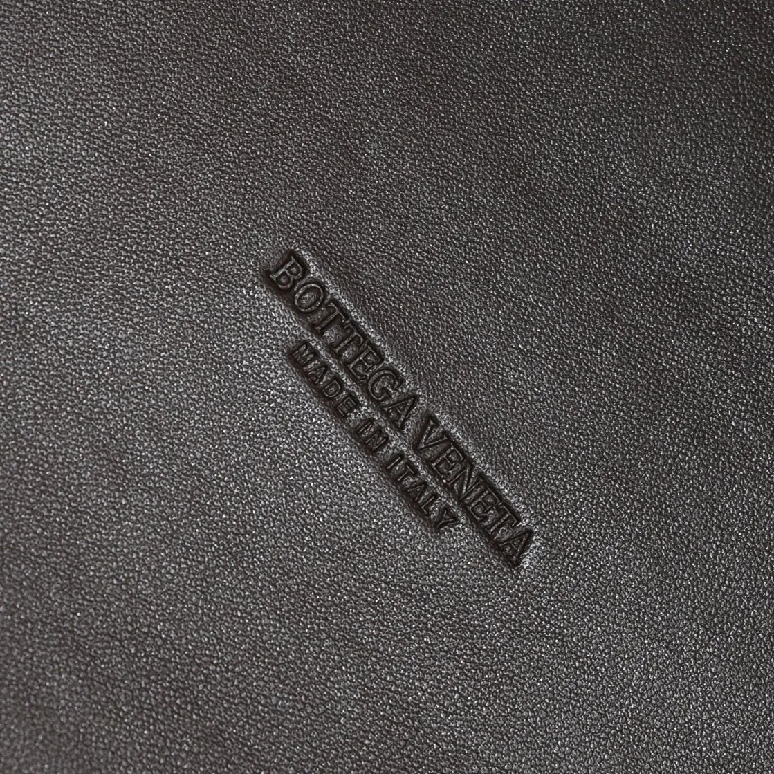 Batch 2060 Ready in stock BV’s iconic bag “CABAT” returns (medium size 32) One of the most popular bag series “CABAT” is now reappearing in a new style with special elements added. • Seamless double-sided woven unlined structure, soft texture, foldable, and can maintain its shape without deformation when empty. Size: 48*15*25cm, bottom 32, model: 5212#